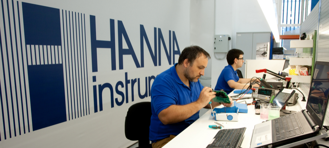 Técnicos trabajando en dispositivos en un laboratorio de Hanna Instruments